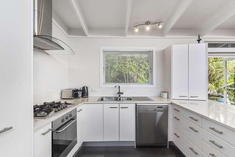 2 De Val Drive Titirangi_6