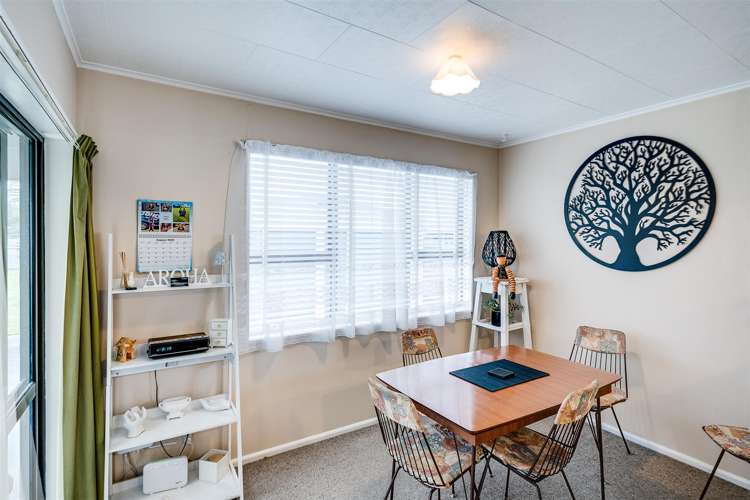 1204 Norfolk Crescent Mayfair_10