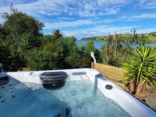 Relaxed, Coastal Living with Spa & Sea Views