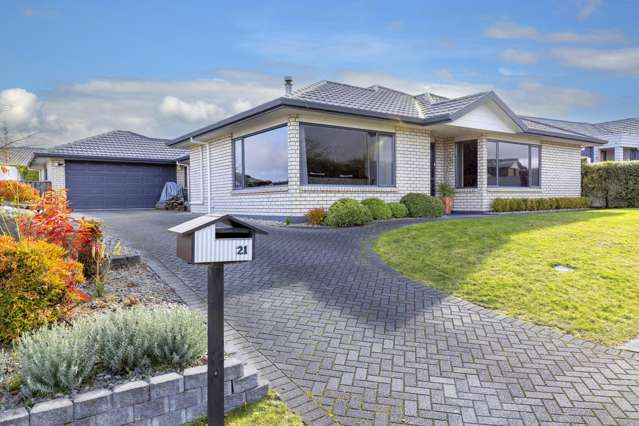 Lake Views and Lifestyle in Prime Nukuhau