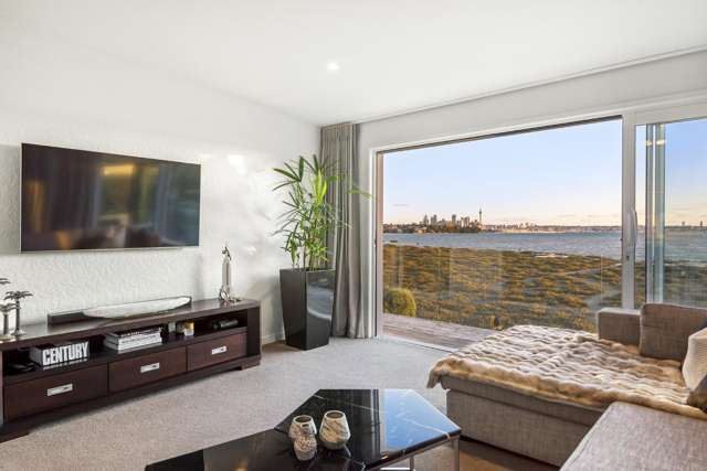 Spectacular Views. Waterfront Townhouse.