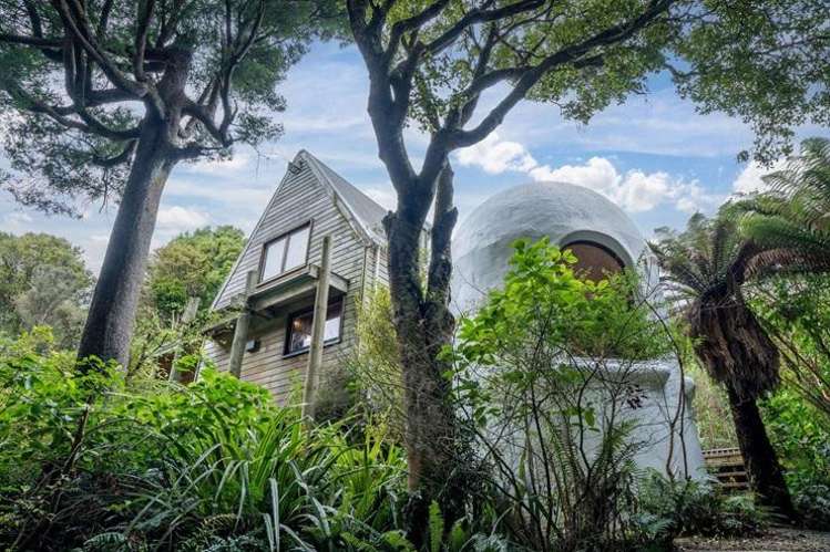 ‘What the heck is this?’: Couple’s ‘pizza oven’ dome home hits the market