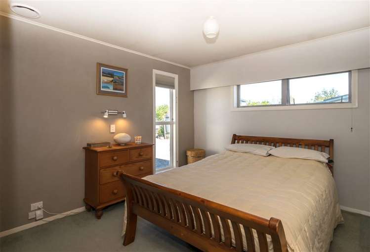 25 Newbourne Crescent Redwoodtown_11