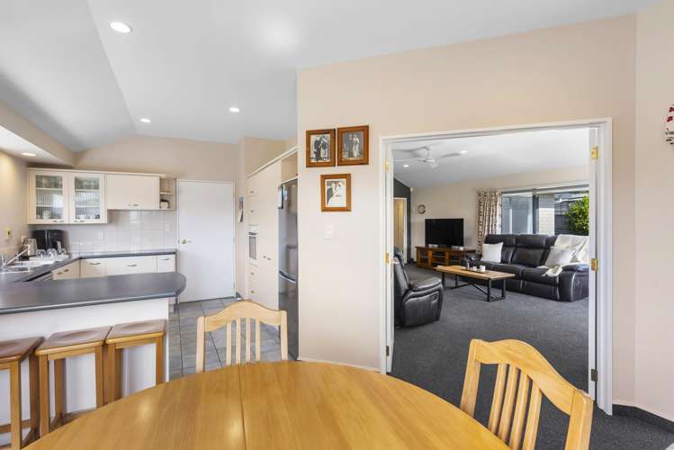 2 Sams Way Raumati South_12