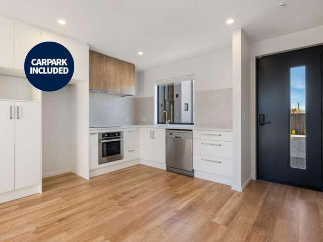 Modern, Sunny 2 Bedroom Townhouse with Carpark!