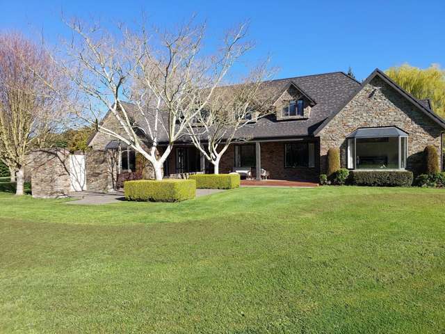 6 Bedrooms, 4 Bathroom Fully Furnished Executive Home