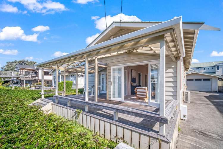 10 Joan Street Point Chevalier_9