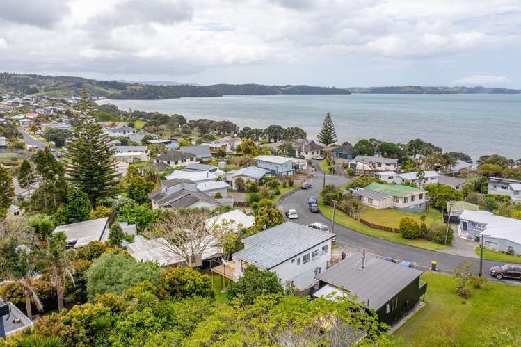 9 Piccadilly Circus Snells Beach_33