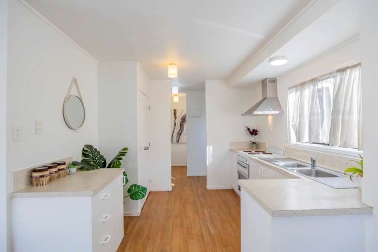 2/2 Tacitus Place Totara Vale_10