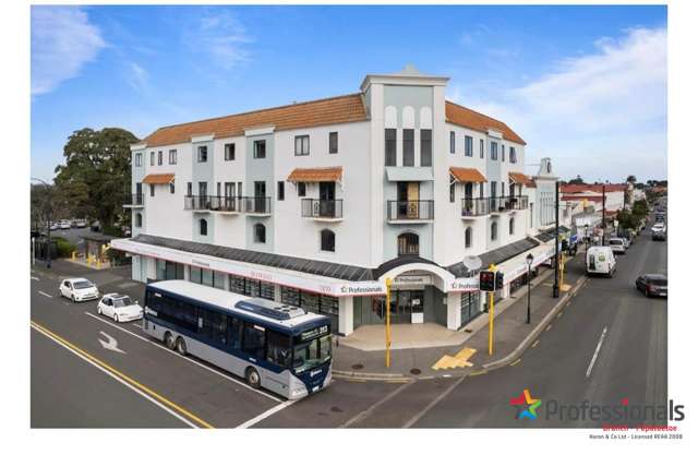 2-Bedroom Apartment for Rent in heart of Old Papatoetoe - Secure Parking + Balcony
