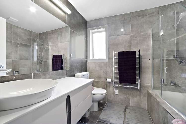 8 Marina Road Torbay_11