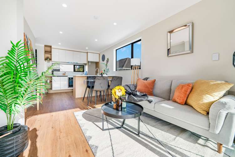 7/3 Royal View Road Te Atatu South_2