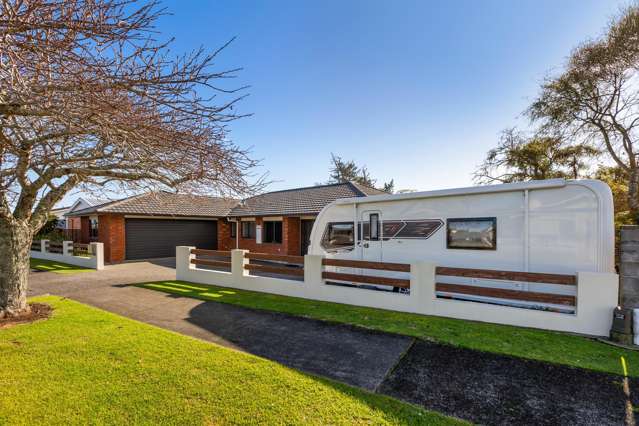 FIRM FAMILY FAVOURITE WITH BEAUTIFUL VIEWS!