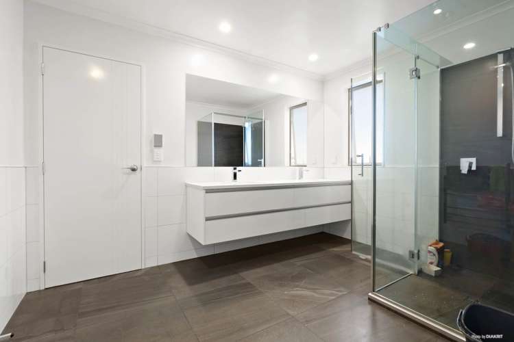 12 Horsefields Drive Flat Bush_11