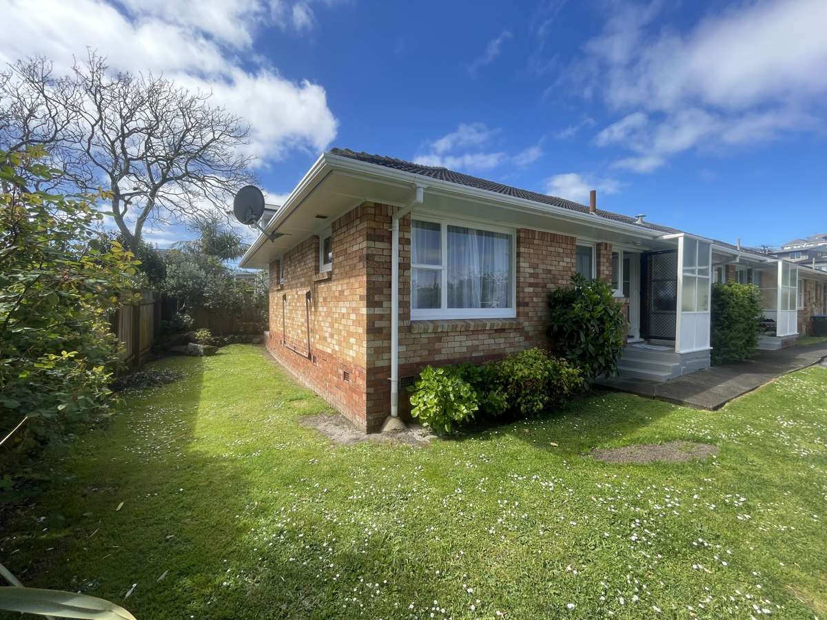 Walk to Ellerslie in 1 minute! 1