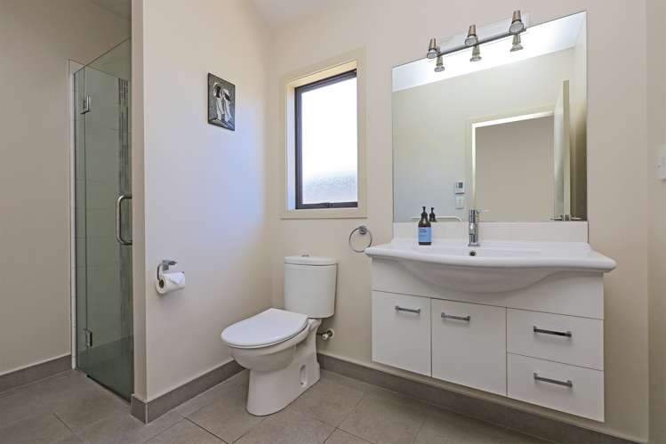 6 Lardon Place Frimley_14