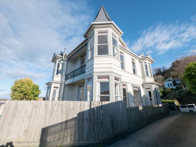 32 Maitland Street - Spacious Living.