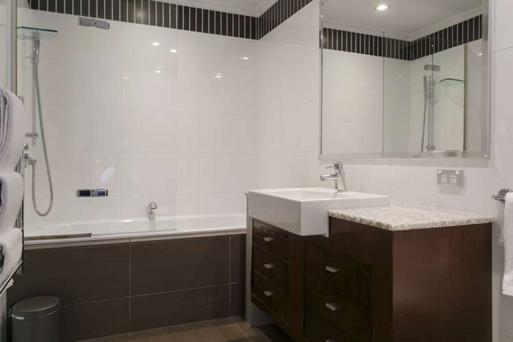 3/225 Lake Terrace Waipahihi_16