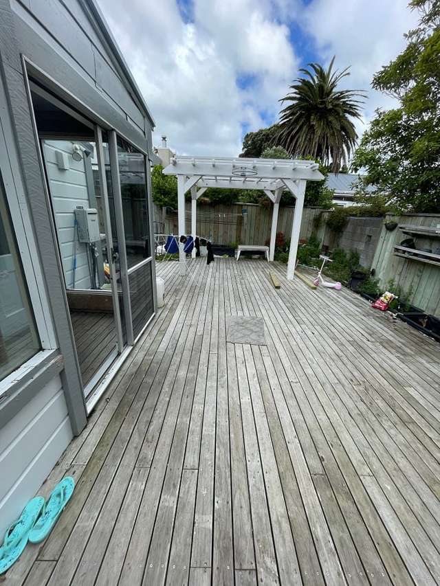 Fully Renovated 3BR House with - Deck & St Parking