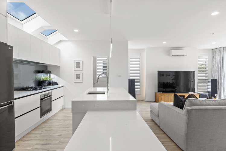 5b Holland Avenue Point England_11