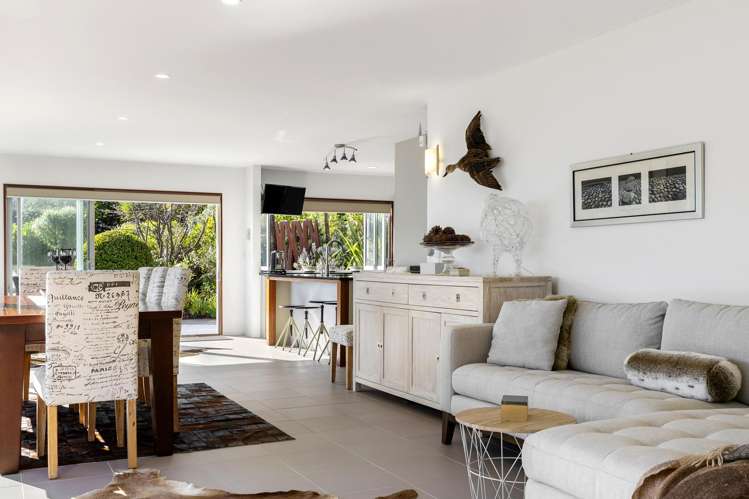 26 Whakamoenga Point Acacia Bay_10