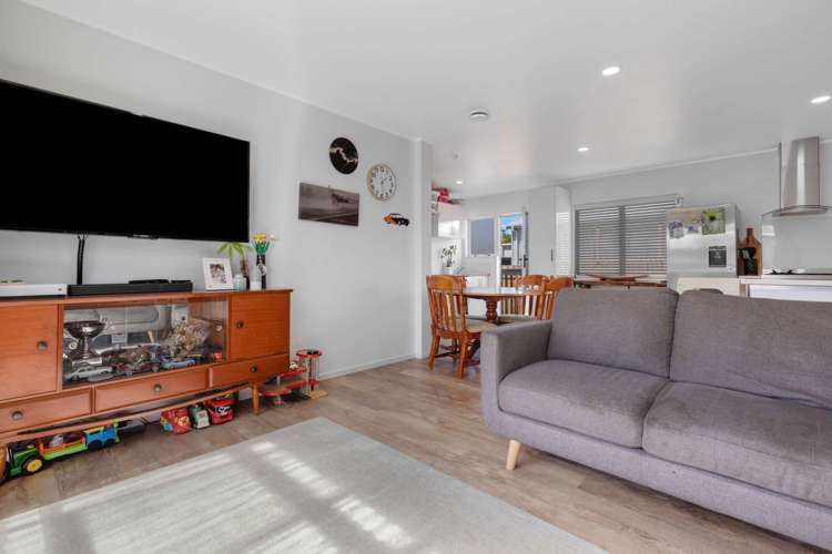 2/137 Awaroa Road Helensville_6