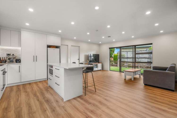 121 Heaphy Street 11385_3