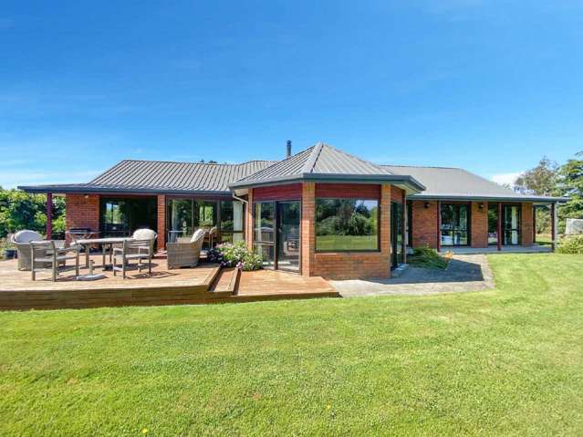 WEST MELTON - 4 BEDROOMS, 2 LIVING, 2 BATHROOMS, HEATPUMP, LOGBURNER, DOUBLE GARAGE