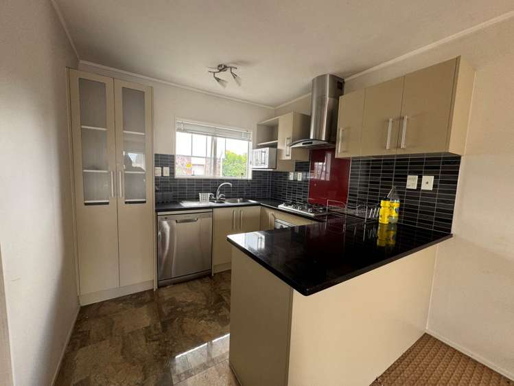 2/21 Challen Close_3