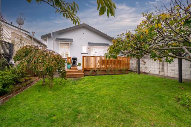 SUNNY, STYLISH & LANDSCAPED