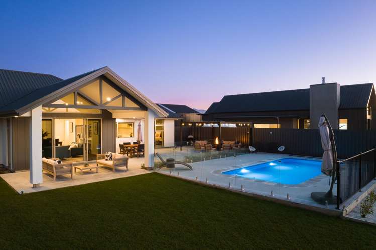 14 Waters Avenue Burleigh_40