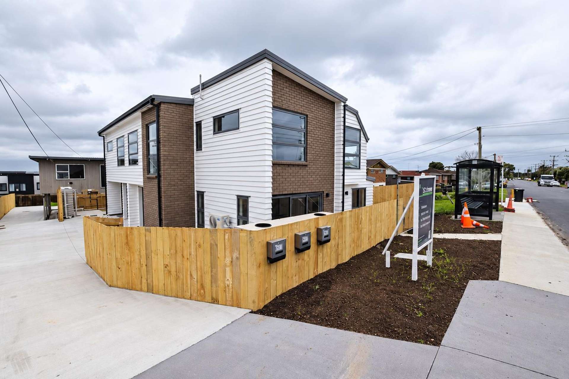 62B Royal Road Massey_0