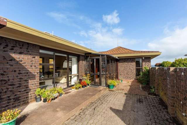 Spacious Furnished Two Bedroom House in Mt Roskill