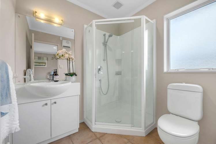 31 Newinn Crescent East Tamaki Heights_23