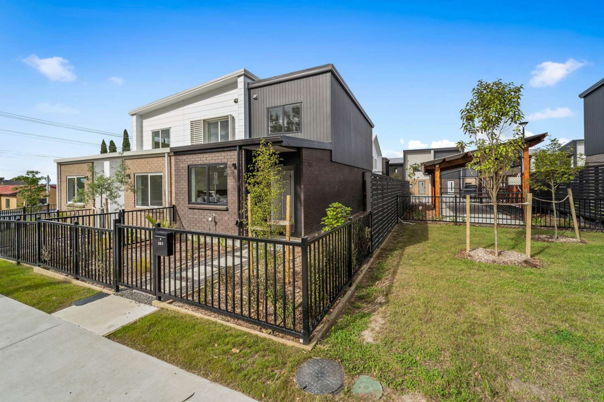 Selo/361 Glengarry Road Glen Eden_0