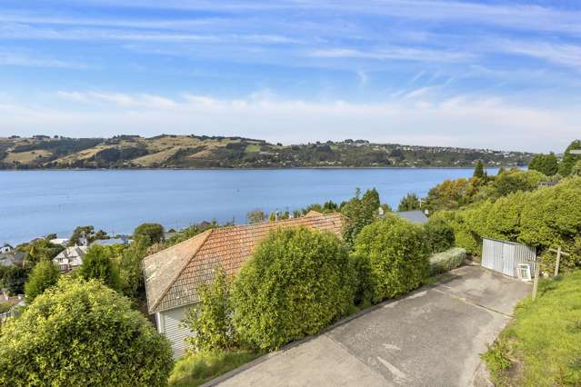 Spacious 1920s Villa with Harbour Views