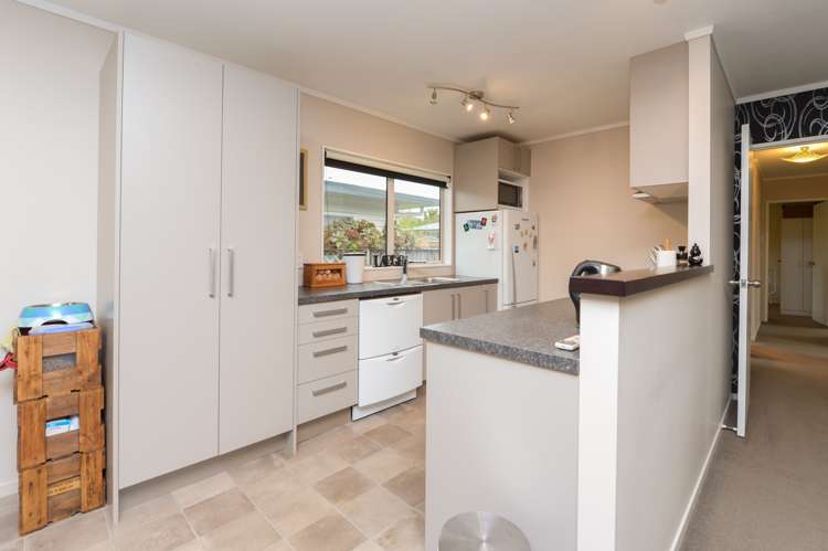 18a Saxbys Road Glenview_5