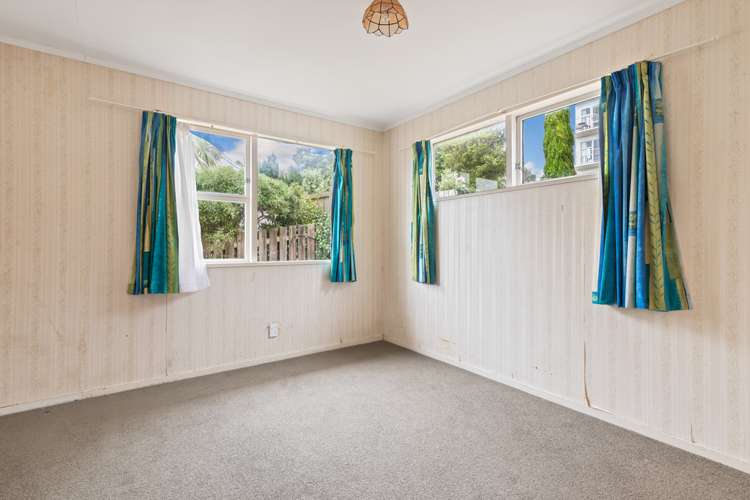 8 Waiwera Crescent Maupuia_12