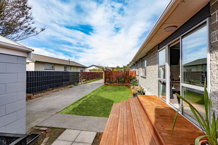 2/11 Farnborough Street Aranui_11