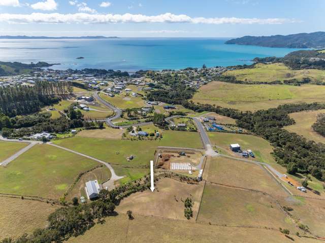 Private lifestyle with bush and sea views