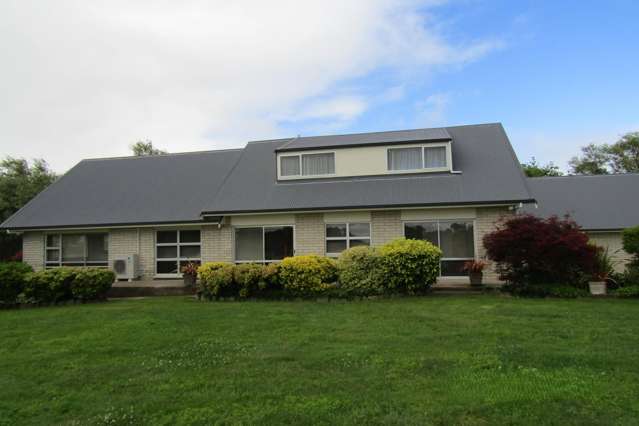 Large Country Home in Sought After Location