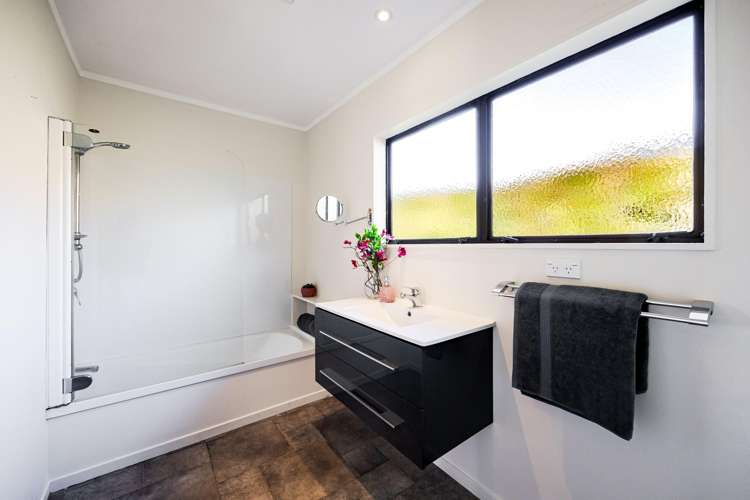 16 Halldene Terrace Red Beach_12