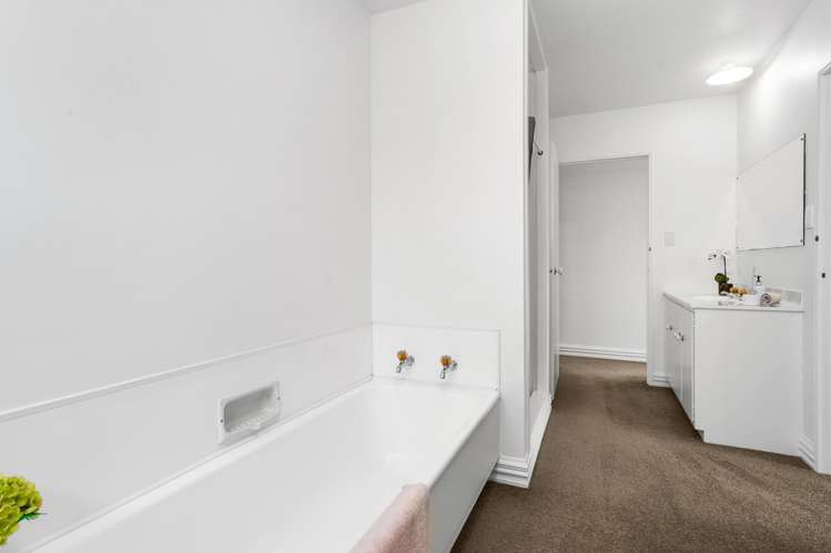 2/11 Office Road Merivale_17