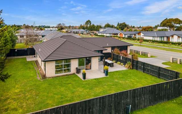 DESIGNED FOR SUNSHINE, PRIVACY AND ENTERTAINING