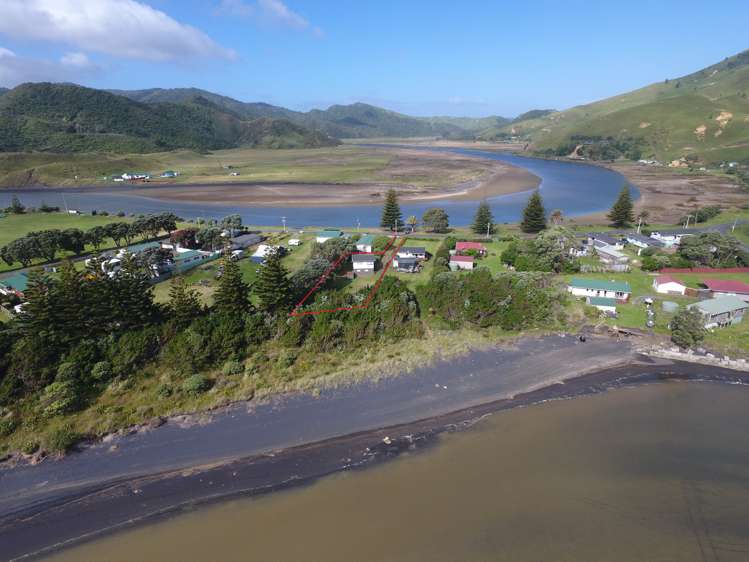 15 Esplanade Marokopa_34