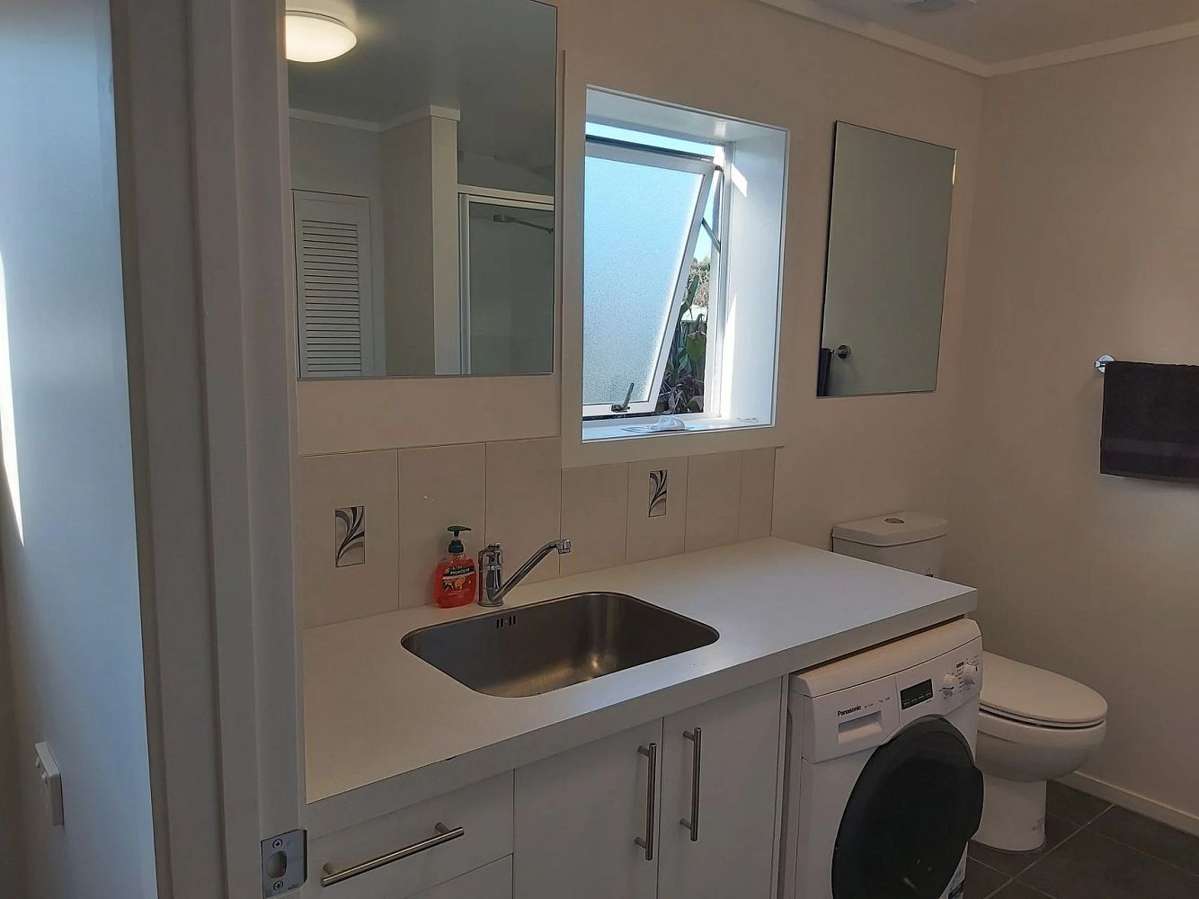 Tidy studio unit in good location 5
