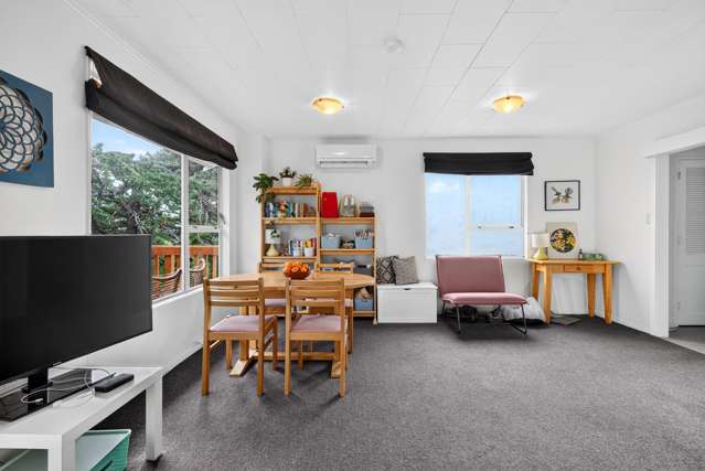 8 Cyril Way Paparangi_3