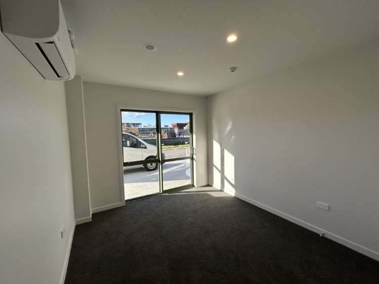 2/15 De Havilland Way 11229_7