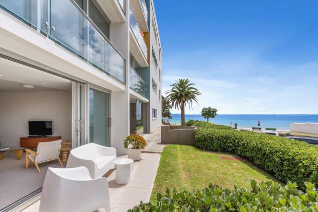 Ground-floor beachfront - Sea views