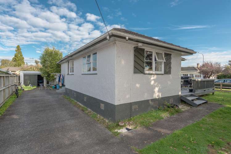 2 Bains Avenue Hamilton East_6